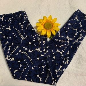 GAP ladies navy blue floral 95% cotton Capri in size 2R LNWOT ++